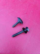 Load image into Gallery viewer, PARACORD TAILGATE PULL / STRAP V1.0